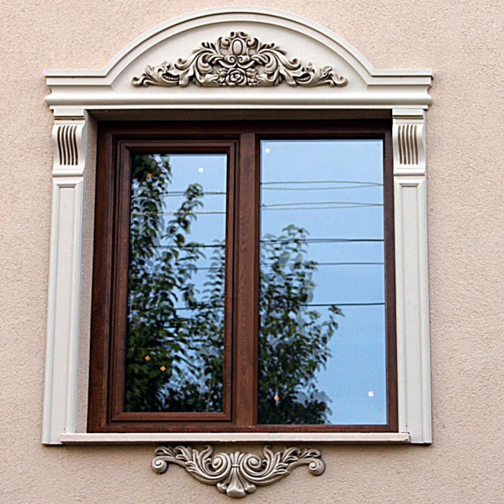 Poliüretan klasik taç, pilaster sütun ve söve modelleriyle süslenmiş, kahverengi ahşap pencereli dış cephe uygulaması.