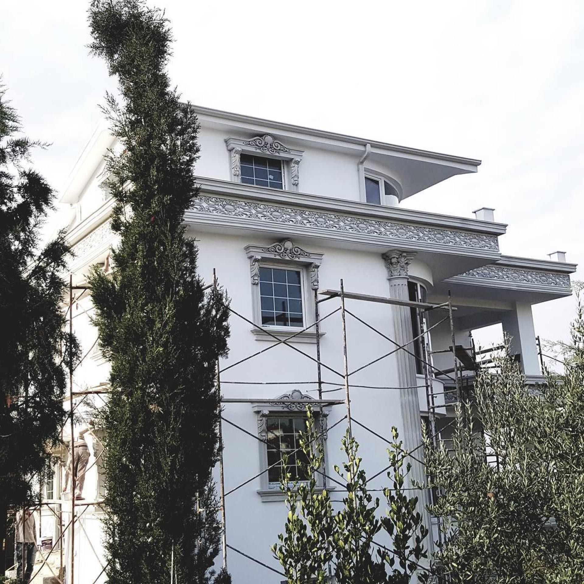 Klasik beyaz villa dış cephesinde poliüretan söve, pencere tacı, dekoratif panel ve sütun montajı uygulaması.