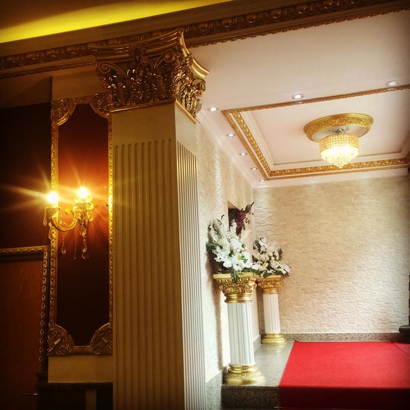 Altın varaklı poliüretan pilaster sütun, kısa Roma sütunları üzerinde çiçekler ve klasik tavan kartonpiyeri.