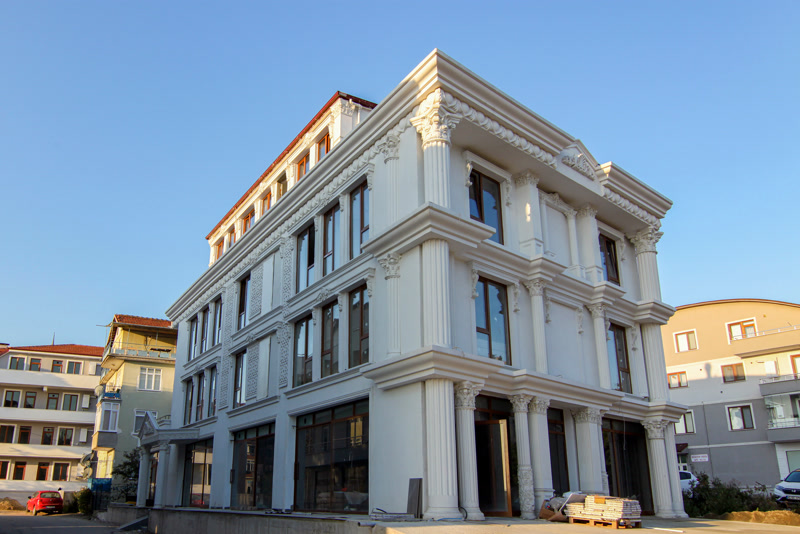 Poliüretan sütun, pilaster ve pencere söve modelleri ile süslenmiş klasik tarzda beyaz dış cephe dekorasyonu.