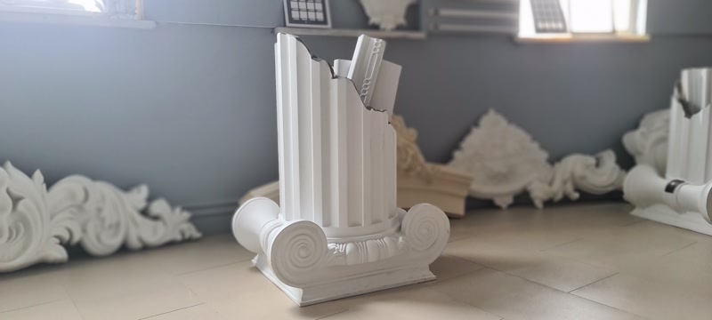 Otantik Dekor için içi boş yapısı görünen beyaz poliüretan yivli sütun gövdesi ve kıvrımlı kaide modeli.