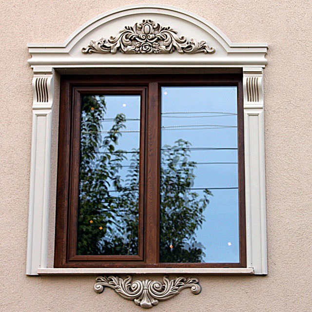 Poliüretan klasik taç, pilaster sütun ve söve modelleriyle süslenmiş, kahverengi ahşap pencereli dış cephe uygulaması.