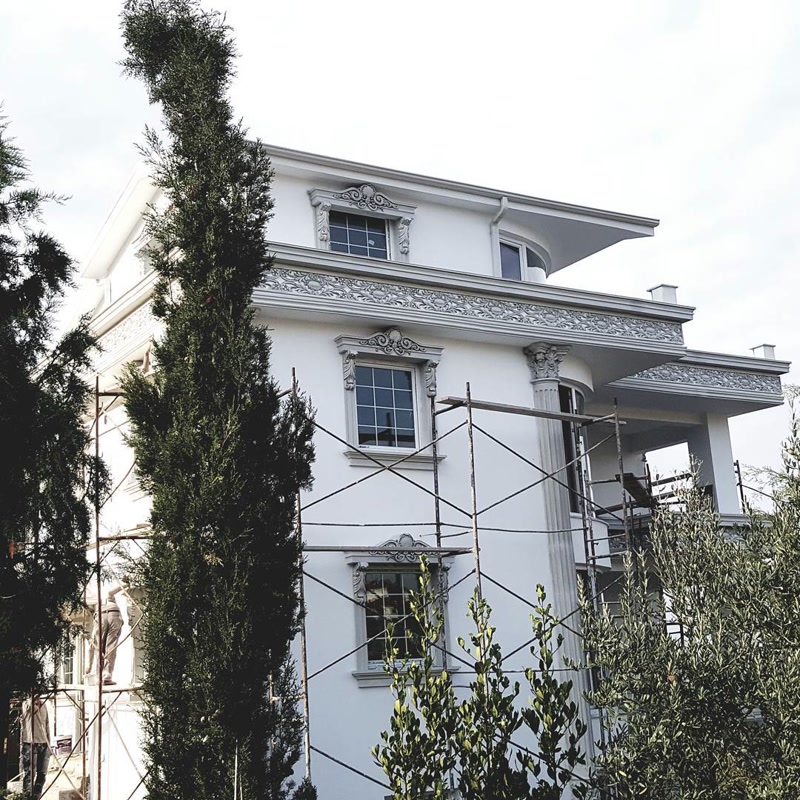 Klasik beyaz villa dış cephesinde poliüretan söve, pencere tacı, dekoratif panel ve sütun montajı uygulaması.