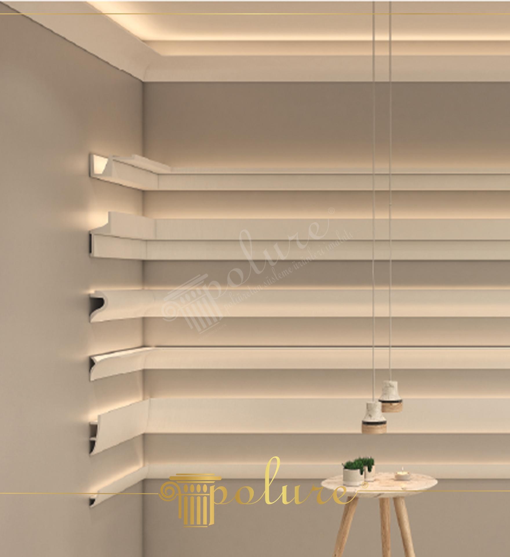 Sıcak LED aydınlatmalı, yatay olarak dizilmiş modern poliüretan duvar profilleri ve ahşap ayaklı dekoratif mermer sehpa.