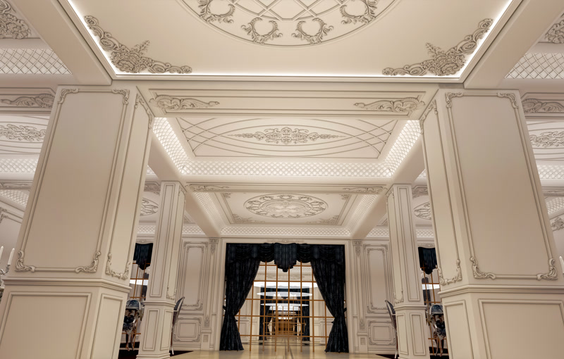 Klasik tarzda dekore edilmiş geniş salonda poliüretan pilaster sütunlar ve desenli tavan göbeği uygulaması.