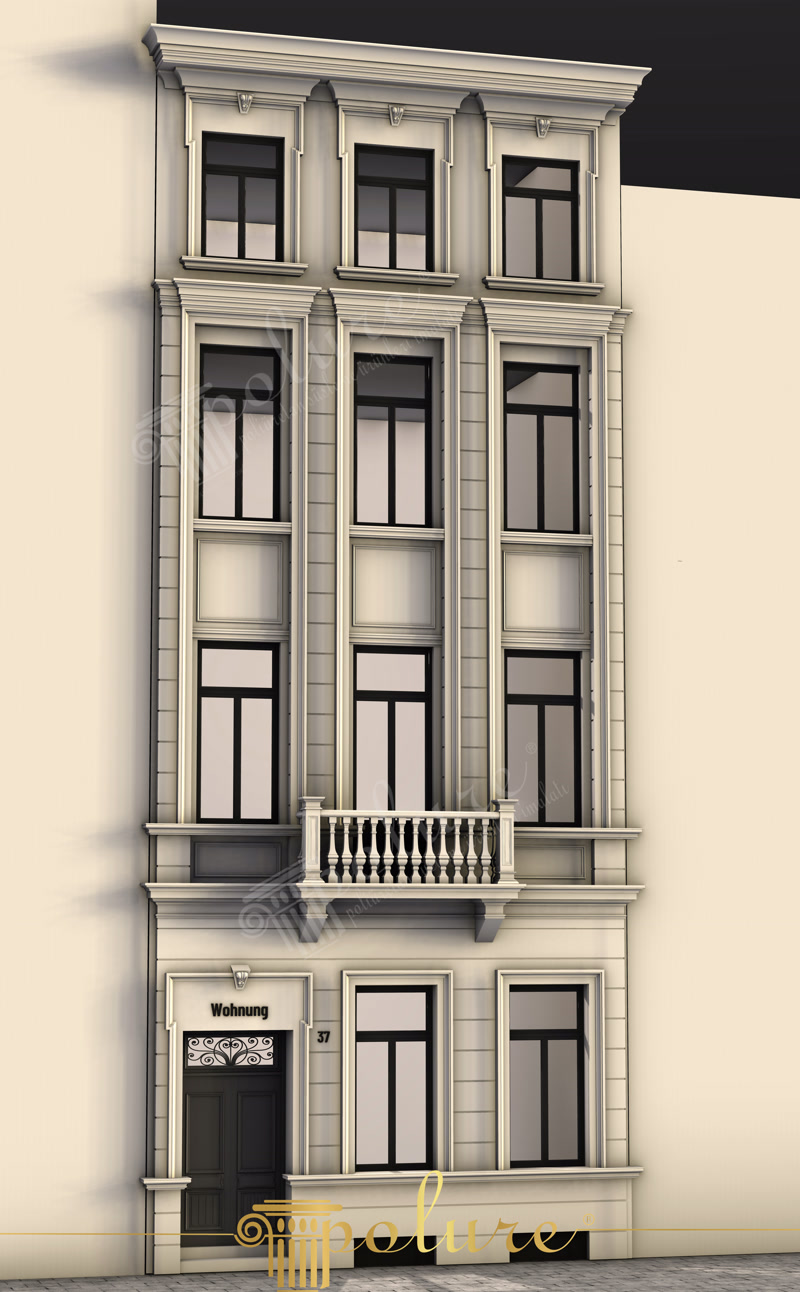 Poliüretan söve, pilaster sütun ve balkon korkulukları ile süslenmiş krem renkli klasik müstakil bina dış cephesi.