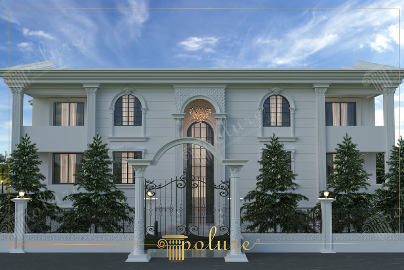 Poliüretan sütun ve söve modelleriyle süslenmiş beyaz klasik villa dış cephesi ve bahçe giriş kapısı.