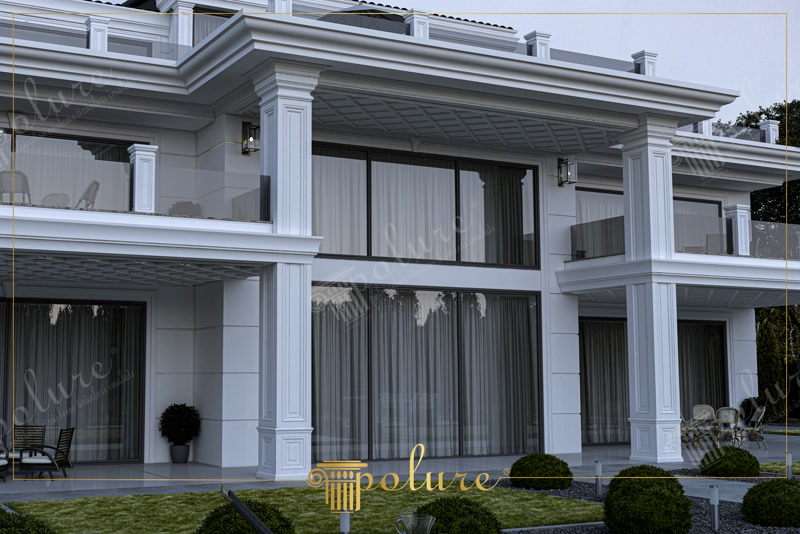 Poliüretan dış cephe kaplama modelleri ile süslenmiş yivli kare sütunlar ve geniş cam pencereli modern beyaz villa.