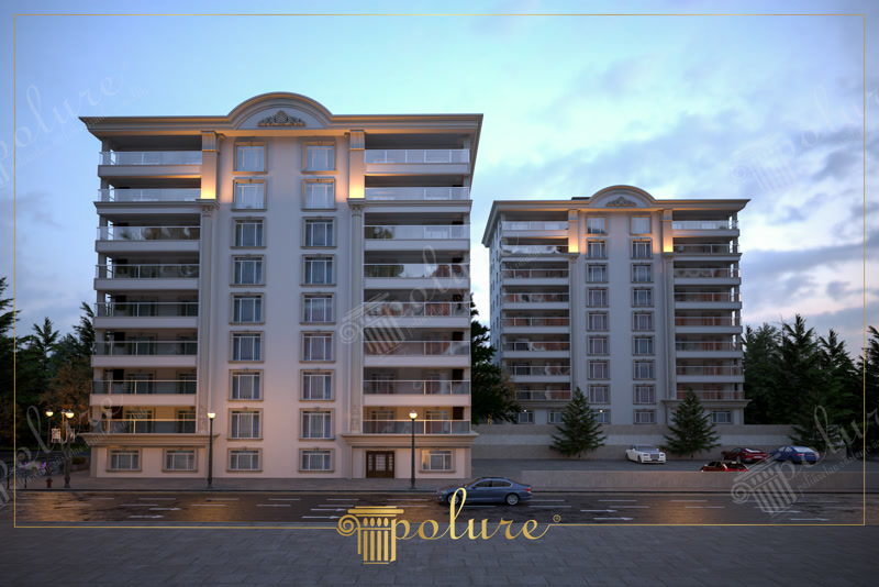 Poliüretan yivli pilaster sütunlar ve pencere söveleri ile kaplanmış ışıklandırılmış klasik apartman dış cephesi.