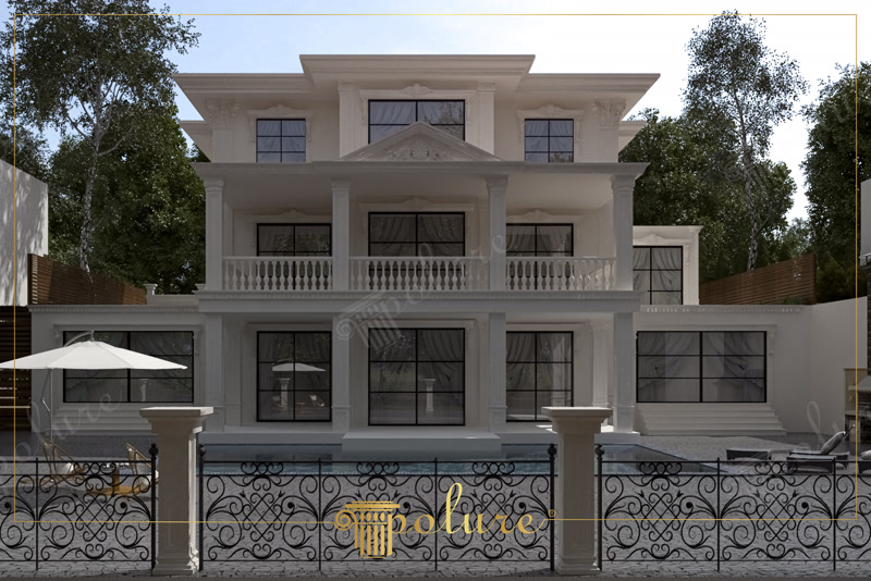 Poliüretan sütun, korkuluk ve pencere söveleri ile kaplanmış havuzlu üç katlı klasik villa dış cephe tasarımı.