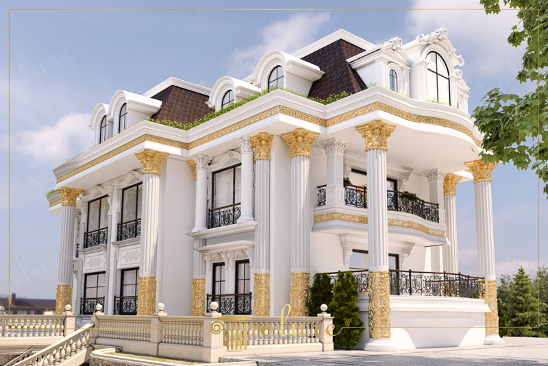 Altın varaklı poliüretan sütunlar ve pencereli mansard çatılı klasik üç katlı beyaz villa dış cephe dekorasyonu.