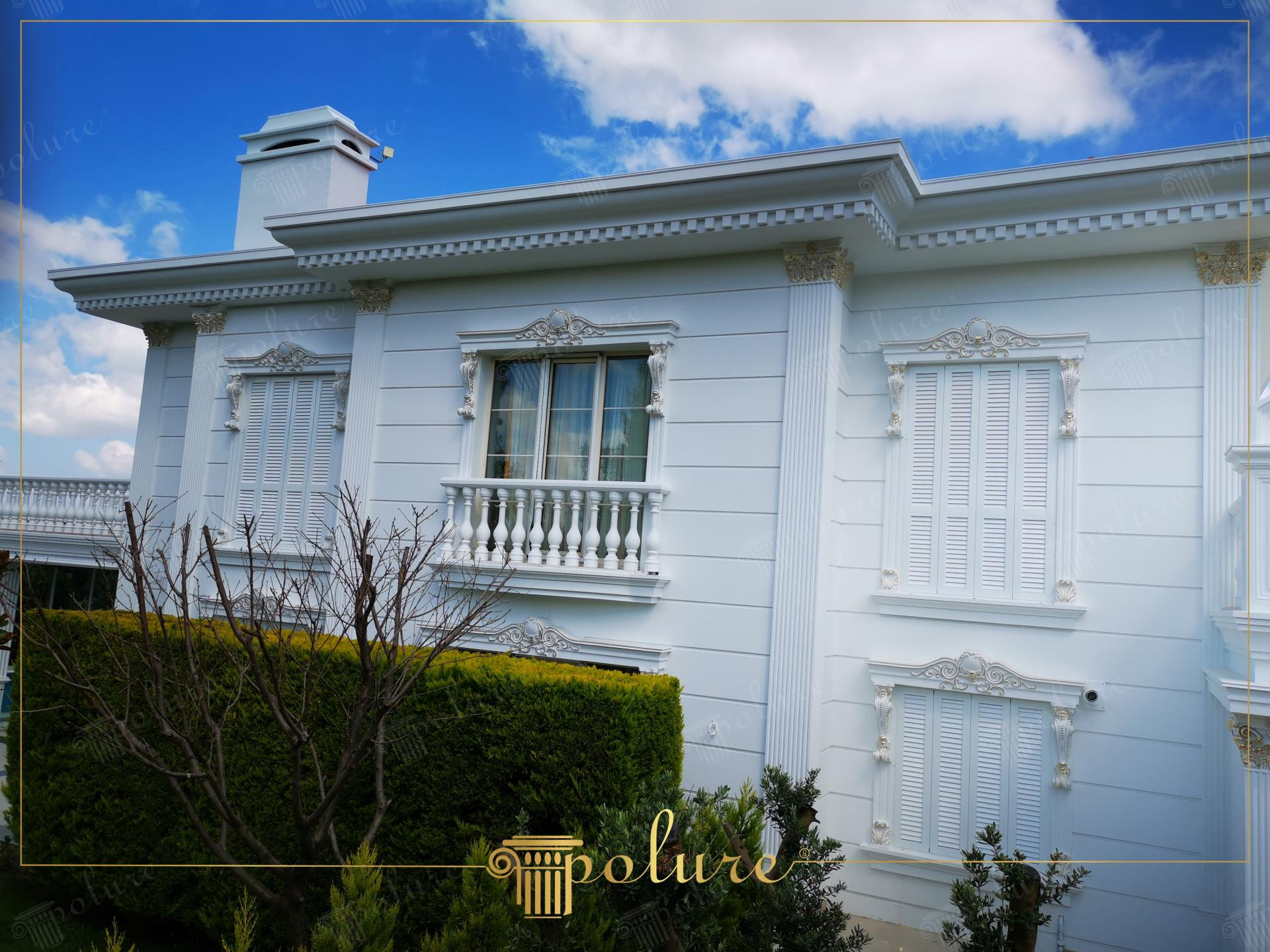 Beyaz renkli klasik poliüretan söve, taç, pilaster sütun ve küpeşte uygulamalı lüks villa dış cephesi.