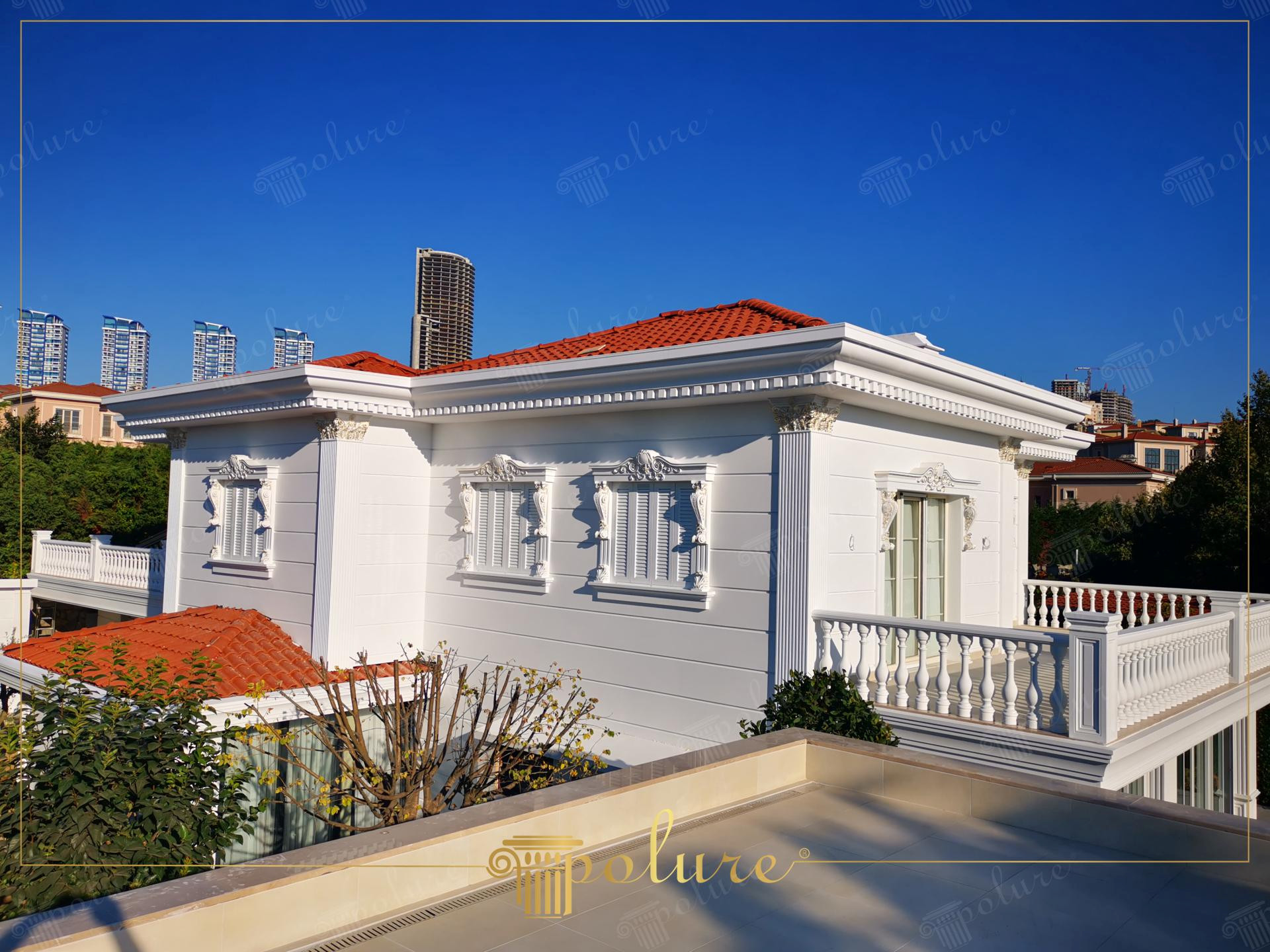 Beyaz poliüretan söve, pilaster sütun ve klasik korkuluklarla süslenmiş iki katlı villa dış cephe tasarımı.