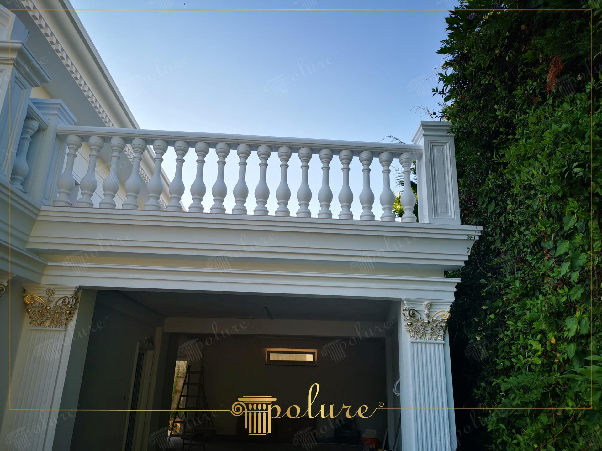 Poliüretan korkuluk, söve ve altın varak detaylı pilaster sütunlarla süslenmiş klasik villa dış cephesi.