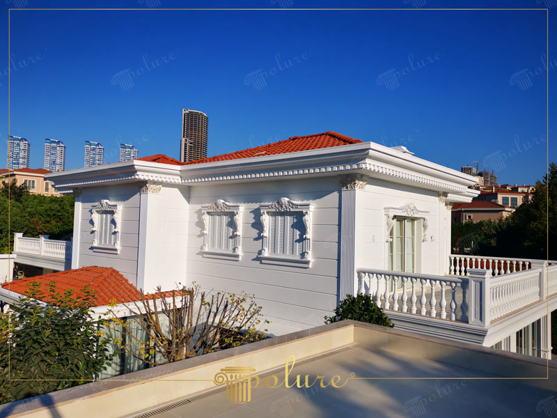 Beyaz poliüretan söve, pilaster sütun ve klasik korkuluklarla süslenmiş iki katlı villa dış cephe tasarımı.