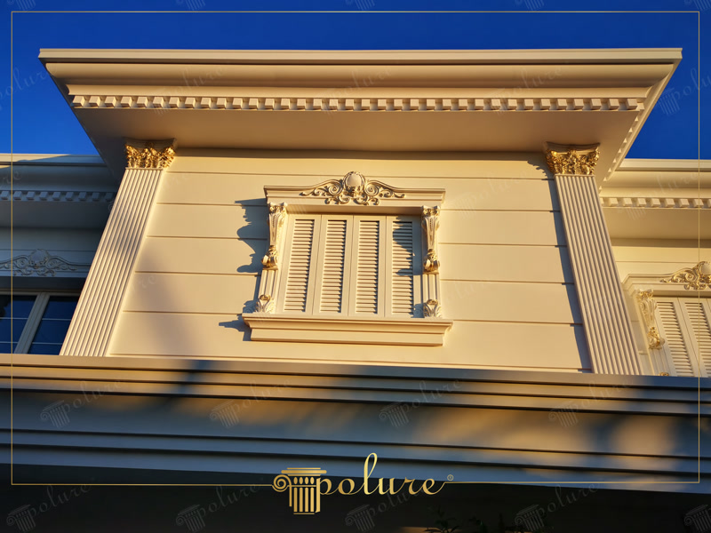 Klasik villa dış cephesinde poliüretan söve, taç ve altın varaklı pilaster sütun kaplama modelleri.