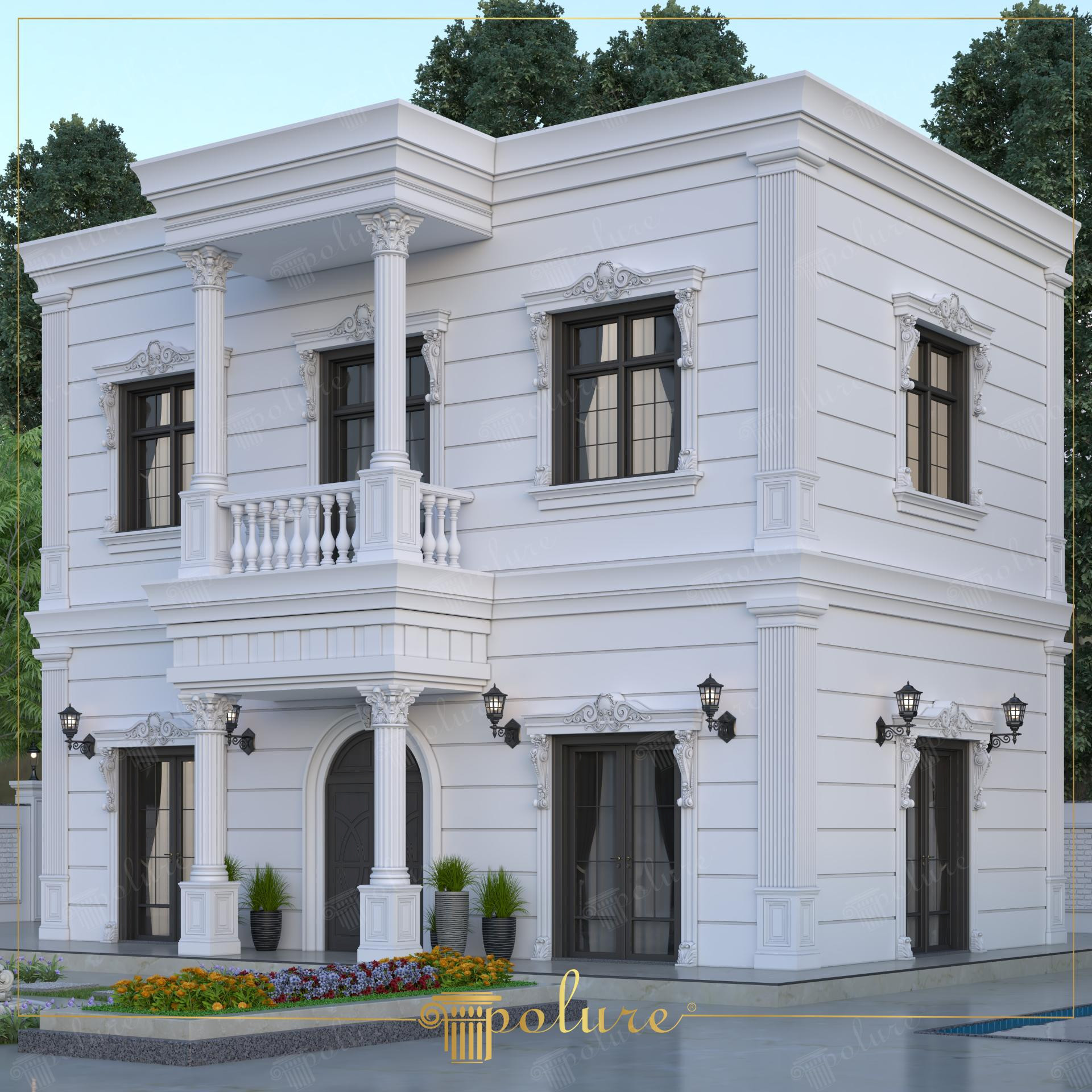 Poliüretan sütunlar ve pencerelerde dekoratif söve taçları bulunan beyaz neoklasik iki katlı villa dış cephesi.
