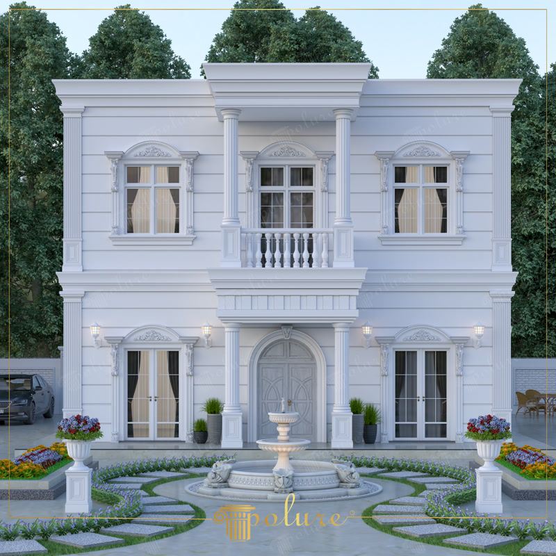 Poliüretan söve ve pilaster sütunlarla süslenmiş iki katlı beyaz neoklasik villa dış cephesi ve bahçe havuzu.