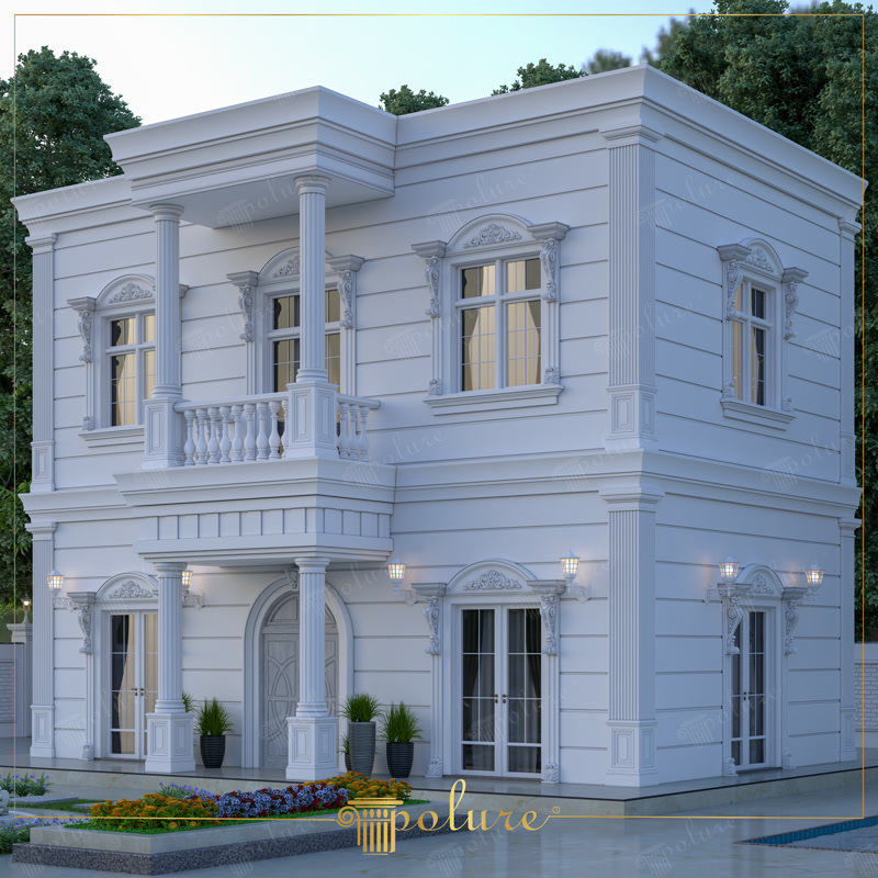 Beyaz poliüretan söve, sütun ve pencere taçları ile süslenmiş iki katlı neoklasik villa dış cephesi.