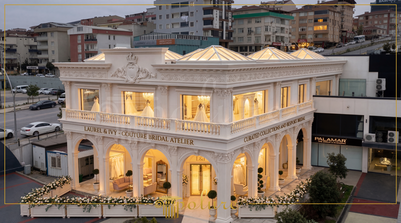 Poliüretan söve ve pilaster sütunlar ile dekore edilmiş iki katlı, aydınlık ve şık bir butik mağaza dış cephesi.