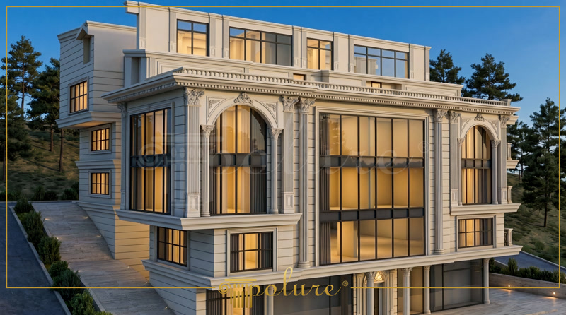 Geniş camlı ve poliüretan pilaster sütunlu, kemerli pencerelere sahip lüks neo-klasik villa dış cephesi.