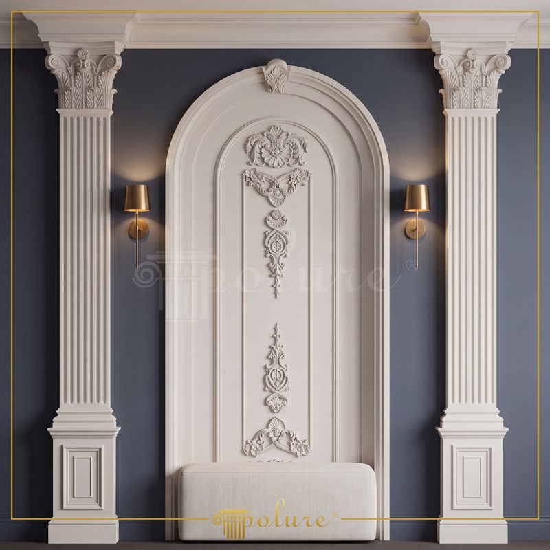 Koyu gri duvar üzerinde poliüretan kemerli niş, yivli pilaster sütunlar, dekoratif süslemeler ve aplikler.