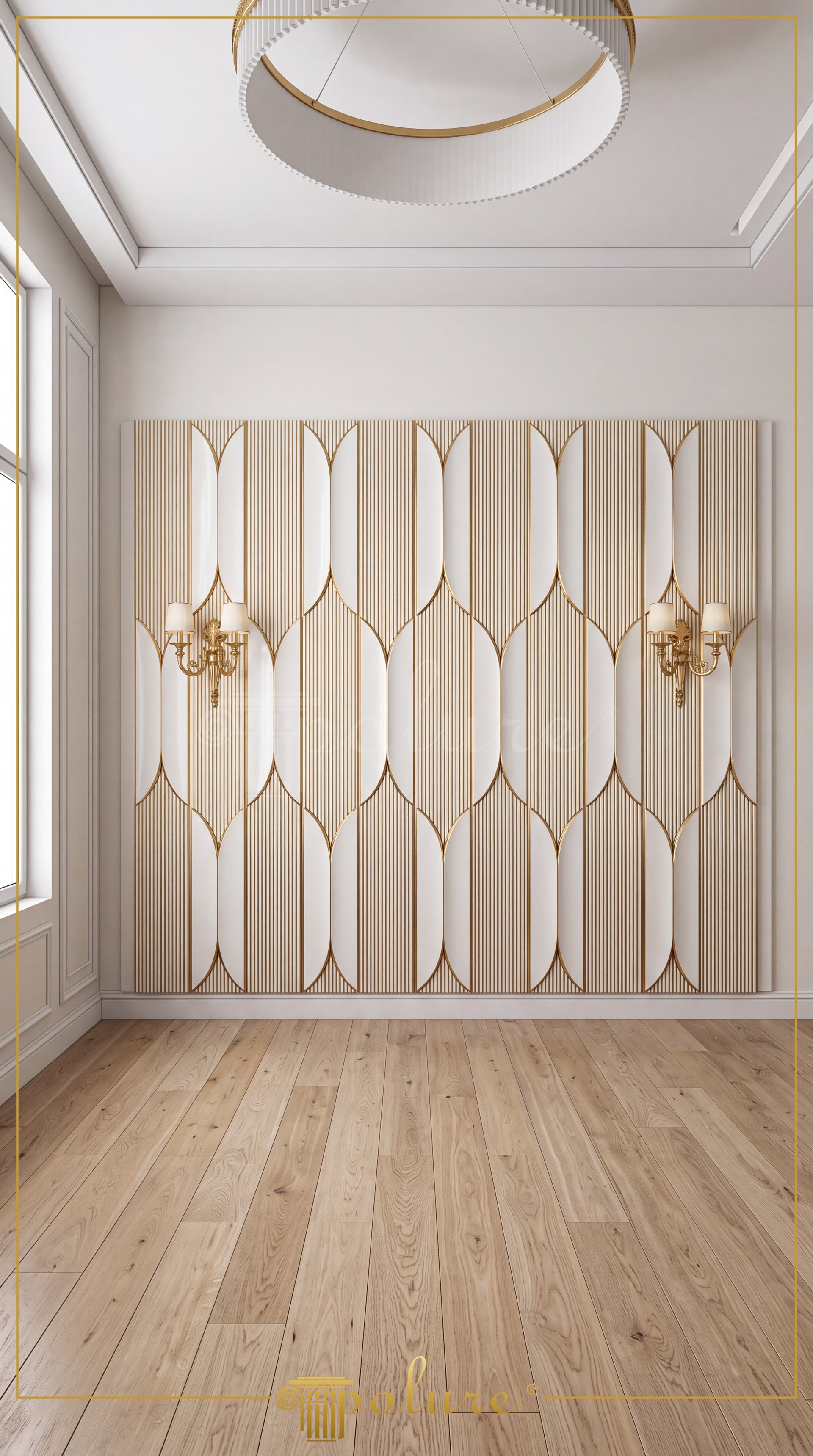 Beyaz ve gold detaylı dikey çizgili poliüretan panel kaplı salon duvarı ve klasik pirinç aplik tasarımları.