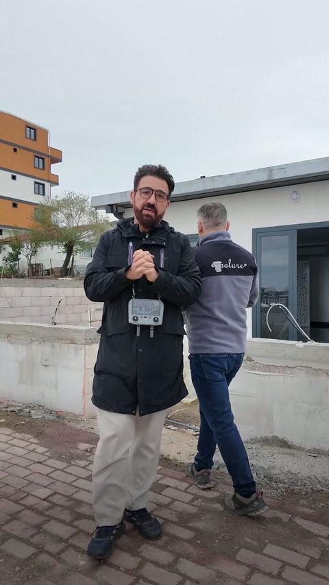 Elde taşınan tarayıcıyla dış cephe önünde keşif hazırlanıyor