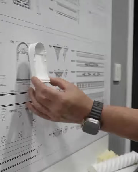 Kemer biçimli dekoratif numune teknik çizimiyle birlikte sergileniyor
