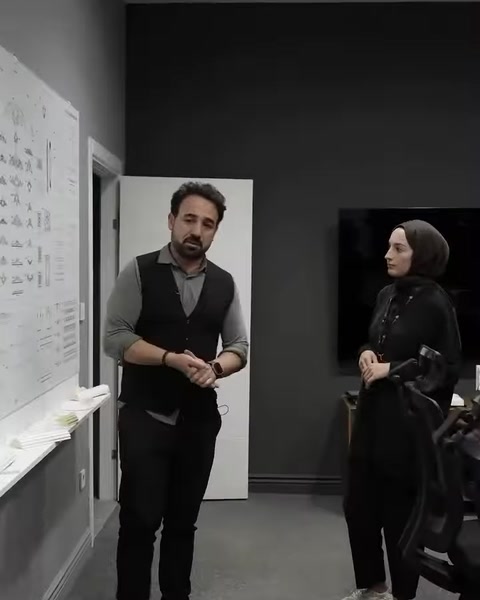 Uzmanlar dekoratif ürün panosu önünde tasarım seçeneklerini değerlendiriyor