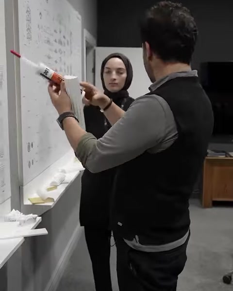 Dekoratif profil numunesi ürün panosu önünde karşılaştırılıyor