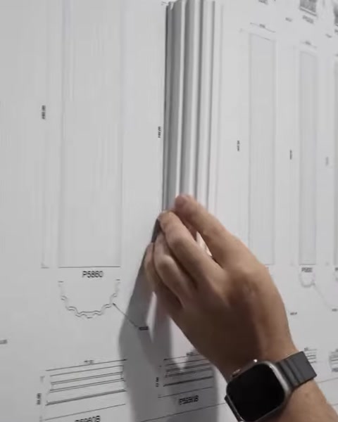 Uzun dekoratif çıta profili teknik çizim üzerinde gösteriliyor