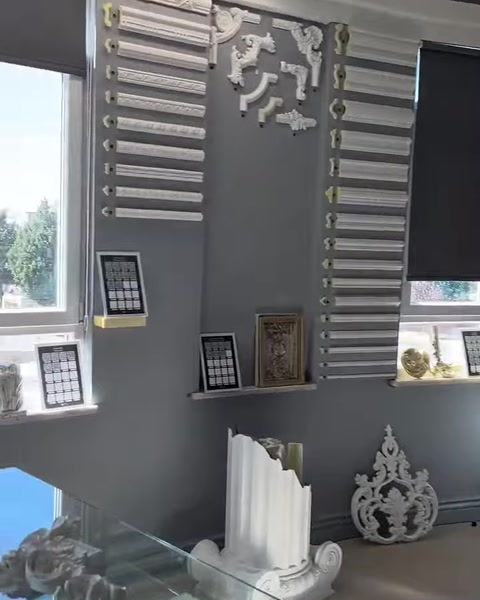 Pencere çevresinde yatay çıta profilleri ve işlemeli süsler sergileniyor