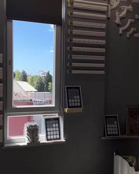 Pencere yanında profil numuneleri ve küçük dekoratif parçalar görülüyor