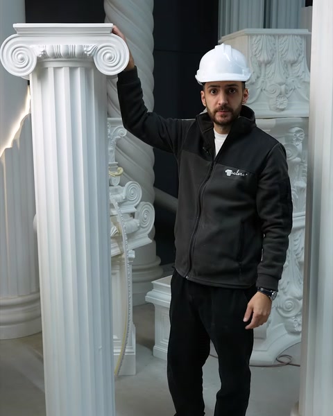 Tam boy yivli sütun, sergi alanında ölçeğiyle gösteriliyor.