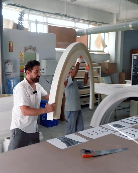 Atölyede beyaz kemer modülleri elle taşınıyor