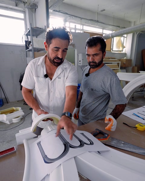 Ustalar kemer parçasını elle özenle şekillendiriyor