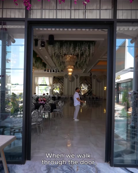 Salon girişinden görünen avizeli tavan ve dekoratif iç mekân düzeni