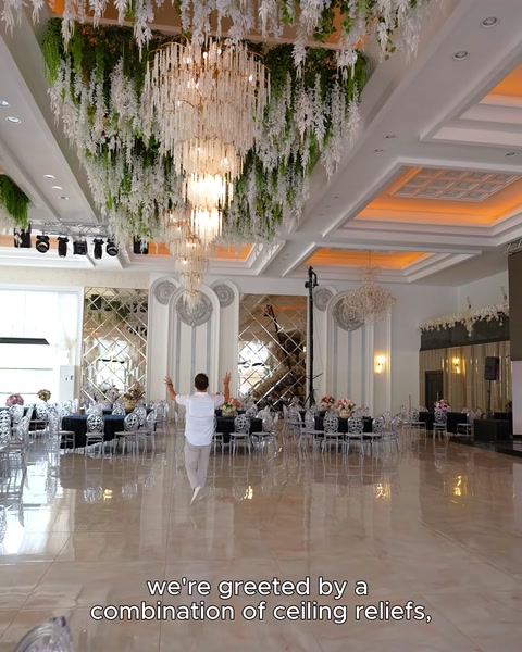 Tavan rölyefleri, sütunlar ve kristal avizelerle geniş salon görünümü