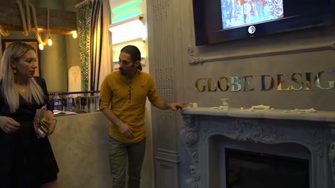 Dekoratif şömine önünde Globe Design tabelası ve kartonpiyer detayları
