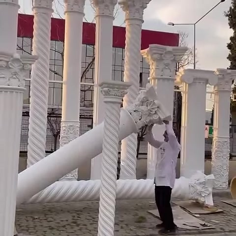 Usta, uzun dekoratif sütunu başlık ucundan destekleyerek yükseltiyor