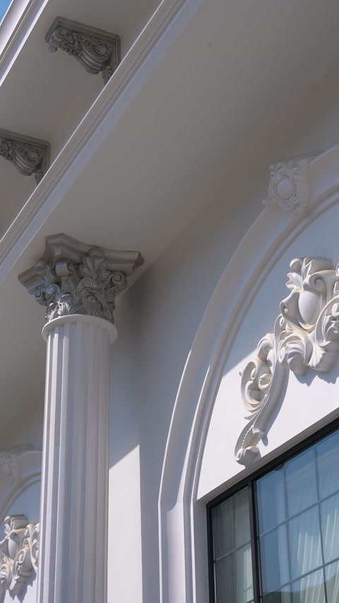 Kemerli pencereyi sütun başlığı ve kıvrımlı tepelik tamamlıyor