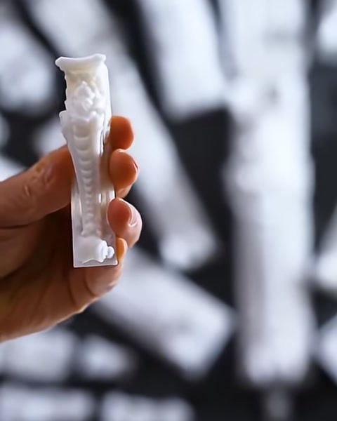 Kabartmalı minyatür sütun parçasının ayrıntıları elde inceleniyor