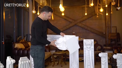 Farklı boylardaki beyaz payanda modelleri birlikte sergileniyor