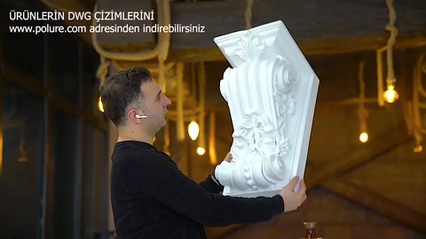 Motifli payanda ön yüzü ışık altında ayrıntılı biçimde inceleniyor