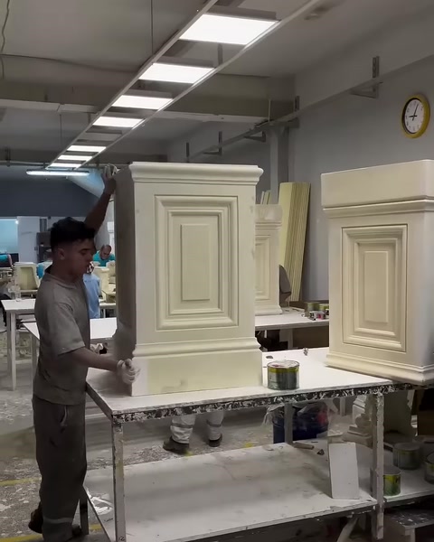 İki dekoratif pilaster kaidesi atölye tezgâhında yan yana duruyor