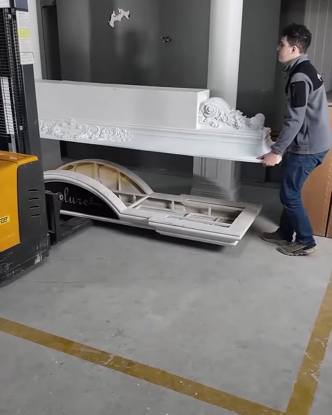 Kabartma motifli uzun üst silme iki usta tarafından taşınıyor.