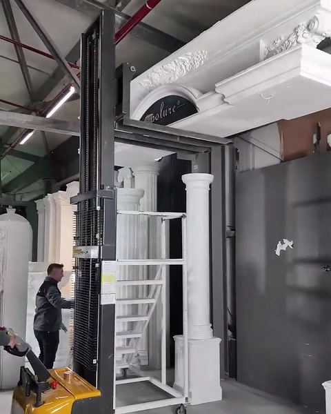 Sütunlu giriş düzeni, üst taç montajı sırasında görülüyor.
