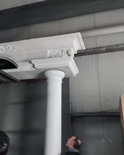 Tamamlanan sütun, başlık ve üst taç birleşimi sergileniyor.