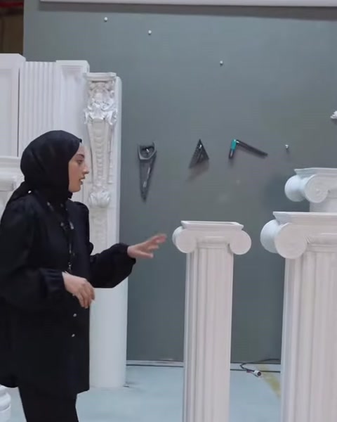Sunucu yivli gövdeli sütun sehpa modelinin başlığını gösteriyor